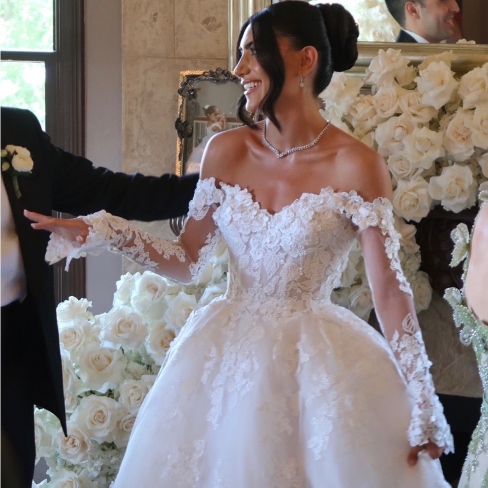 Monique Lhuillier Custom Gianna Wedding Dress-Worn Once, Professionally Cleaned - Picture 6 of 16
